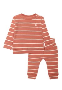 Ensemble pour tout-petit rayé en terre cuite et crème. Haut à manches longues avec texture côtelée, détail de bouton à l'épaule, et pantalon assorti avec taille élastique.