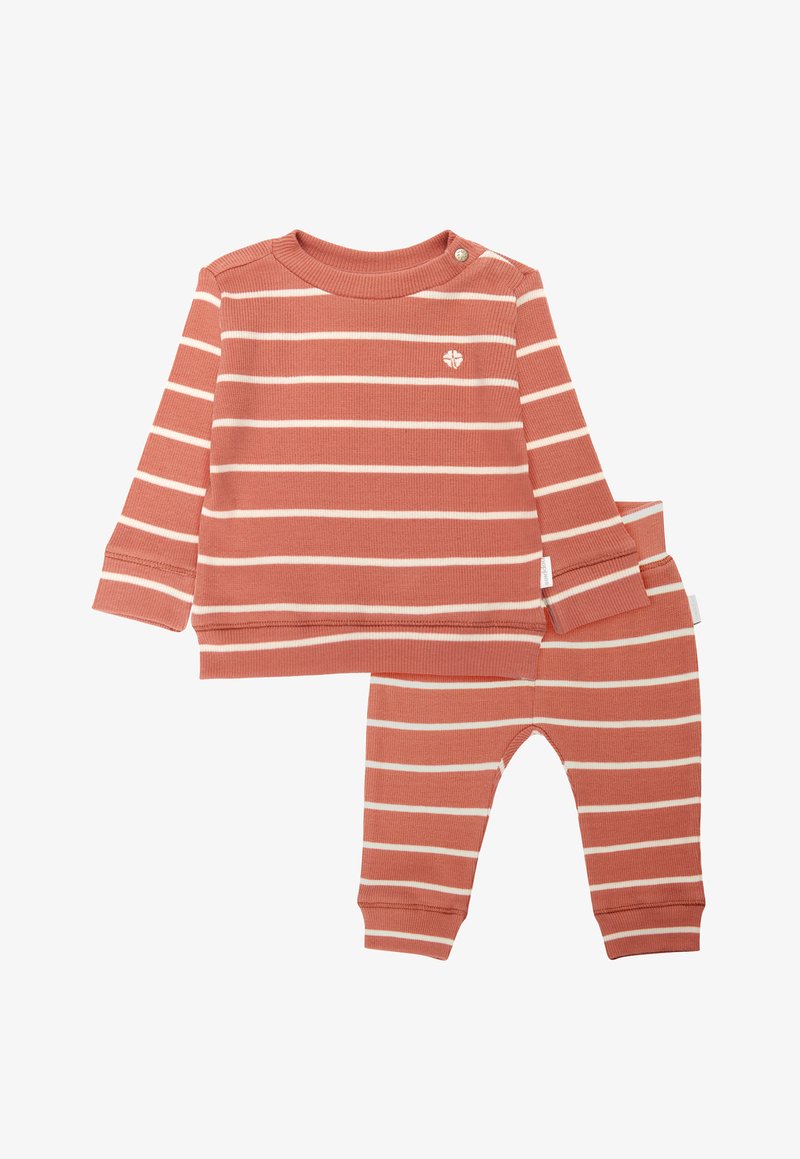 Gestreiftes Kleinkind-Outfit in Terrakotta und Creme. Langärmliges Oberteil mit geripptem Material, Schulterknopfdetails und passenden Hosen mit elastischem Bund.