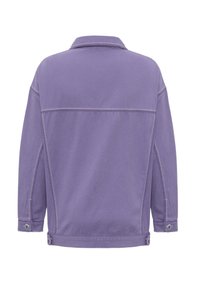 Lila Jeansjacke mit einer Rückenpasse, Seitentaschen und geknöpften Manschetten. Verfügt über Kontrastnähte und einen lässigen Schnitt.