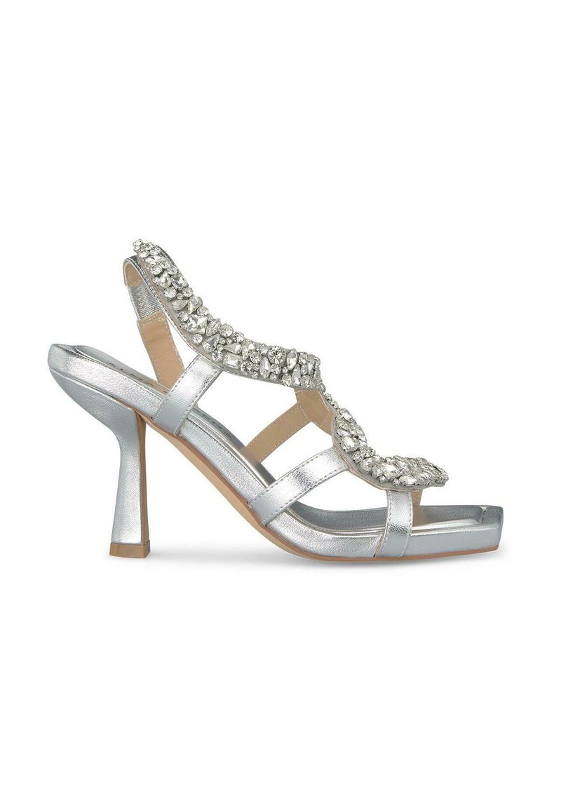 Srebrna sandał na wysokim obcasie z gładkim metalicznym wykończeniem, dekoracyjnymi akcentami w postaci kryształków wzdłuż paska oraz designem z blokowym obcasem.