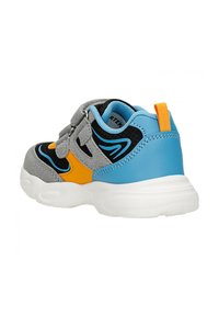 Graue und blaue Sportschuhe mit schwarzen und orangefarbenen Akzenten, ausgestattet mit einem strukturierten Obermaterial und einer gepolsterten weißen Sohle. Verschluss mit verstellbaren Riemen.