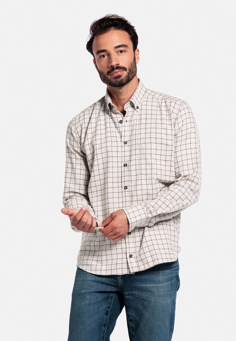 Lange mouw button-down overhemdbestel in lichte stof met een ruitpatroon; beige basis met dunne bruine lijnen; enkele borstzak; afgeronde zoom.
