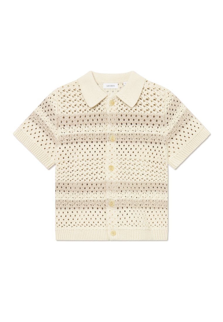 Beige strikket kortermet cardigan med polo-krage, som har en teksturert åpen vev og horisontale striper i varierende toner. Fem knapper.