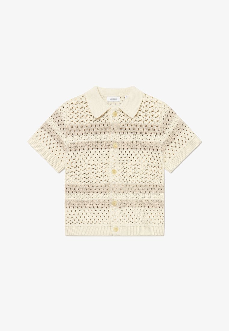 Cardigan beige a maniche corte in maglia con colletto a polo, caratterizzato da una trama a tessitura aperta e righe orizzontali di tonalità variabili. Cinque bottoni.