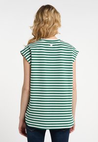 Grøn- og hvidstribet t-shirt med korte ærmer, med rund halsudskæring og en lille knapdetalje bagpå, lavet af blødt stof.
