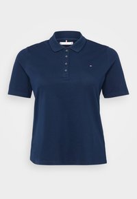 Polo di colore blu navy realizzato in cotone, con colletto classico, maniche corte, patta con cinque bottoni e un piccolo logo sul petto.