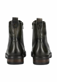 Botas de cuero hasta el tobillo en verde oscuro con una superficie texturada, cremalleras traseras y un tacón apilado marrón. Cuenta con lengüetas para ponerlas fácilmente.