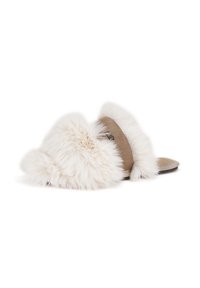 Faux furtofflor med en fluffig vit ovandel, beige mockaband, öppen tådesign och platt sula. Mjuk textur och rundad form.