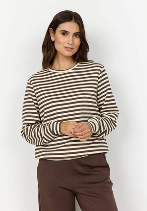 T-shirt à manches longues rayé en crème et marron, avec un col rond et une coupe décontractée, présentant une subtile texture côtelée. Associé à un pantalon marron.