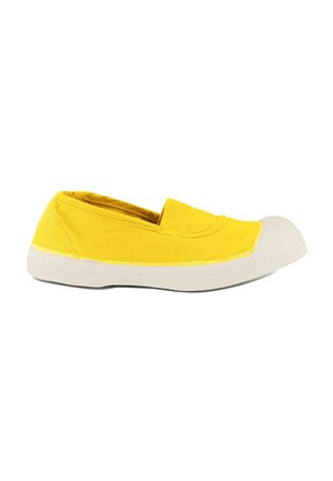 Chaussure à enfiler en toile jaune avec semelle en caoutchouc blanche et bout renforcé texturé, vue de profil sur un fond blanc.