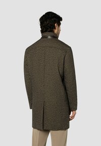 Brauner Hahnentritt-Mantel mit Lederkragen, einer Rückenbelüftung, taillierter Passform und mittlerer Länge.