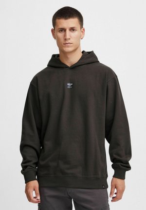 Mørkegrøn sweatshirt med hætte lavet af en bomuldsblanding, med et logo-patch foran, snoretræk i hætten og ribbede manchetter samt en afslappet pasform.