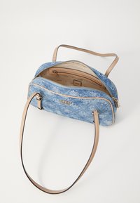 Blå denim håndveske med beige lærdetaljer, glidelås-lukking og mønstret innside. Har to skulderremmer og et merket logo.
