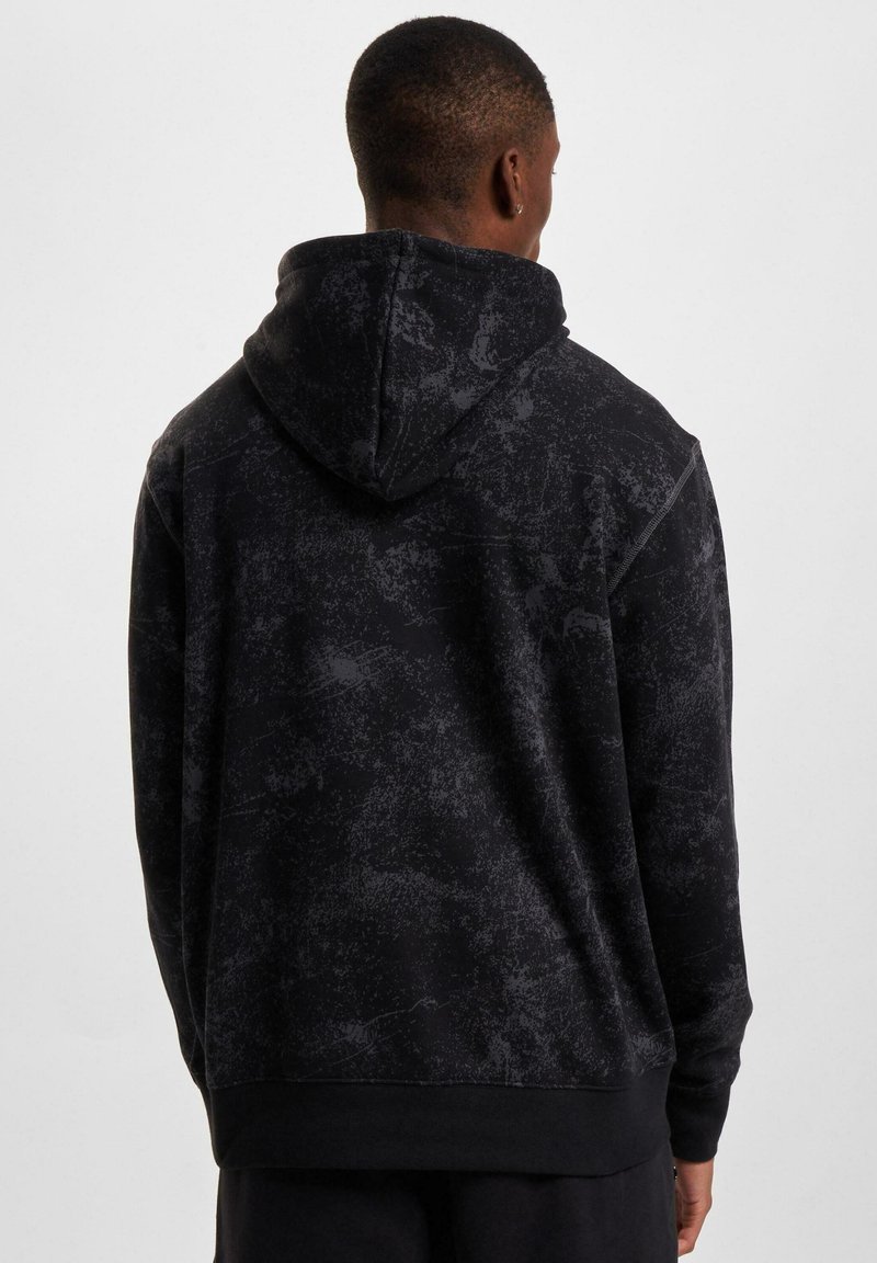 Schwarzer Kapuzenpullover mit strukturiertem Design, Kordelzugkapuze und gerippten Bündchen. Der Stoff ist weich und weist ein dezentes Muster auf.