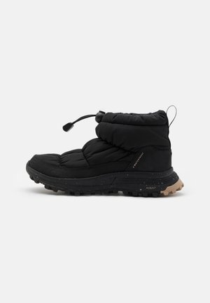 Schwarze wasserdichte Winterstiefel mit gepolstertem Schaft, profilierter Sohle und elastischem Kordelzug. Ausgestattet mit einer strapazierfähigen Gummiaußensohle mit Sprenkeln.