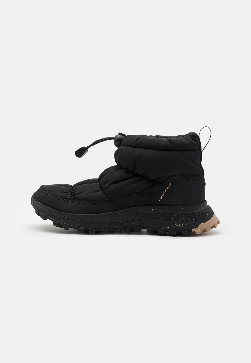 Bottes d'hiver noires imperméables avec une tige matelassée, une semelle texturée et un cordon élastique. Dispose d'une semelle extérieure en caoutchouc durable avec des éclats.