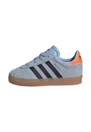 Hellblauer Wildleder-Sneaker Adidas Gazelle mit schwarzen Streifen, Gummisohle und leuchtend orangefarbenem Fersenlasche mit Adidas-Logo.