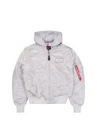 Světle šedá bomber bunda s kapucí, saténová textura, žebrované manžety a lem. Má přední zip a červenou nášivku na levém rukávu.