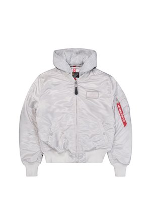 Svijetlosivi bomber jakna s kapuljačom, satenska tekstura, rebrasti manžeti i donji rub. Ima prednji zip zatvarač i crvenu oznaku na lijevoj rukavu.