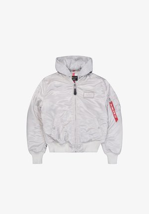 Svijetlosivi bomber jakna s kapuljačom, satenska tekstura, rebrasti manžeti i donji rub. Ima prednji zip zatvarač i crvenu oznaku na lijevoj rukavu.