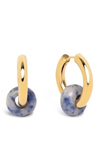 Orecchini a cerchio in tono dorato con un accento a disco maculato blu e grigio. Il design è liscio con una finitura lucida.