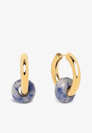 Goldfarbene Creolen mit einem blauen und grauen gesprenkelten Plattendetail. Das Design ist glatt mit einer polierten Oberfläche.