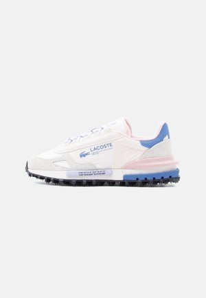 Hvid Lacoste sneaker med pink og blå accenter, tekstureret sål og logo på siden mod en ensfarvet baggrund.