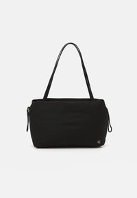 Pehmeästä kankaasta valmistettu musta olkalaukku, jossa on jämäkkä muoto, kaksinkertaiset kahvat ja pieni logokoriste sivulla.