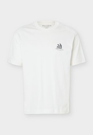 Fehér rövid ujjú, kerek nyakú póló kis fekete Marc O'Polo logóval és levélmintával a bal mellrészen.