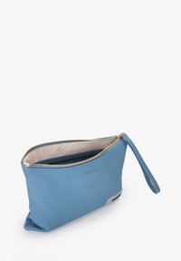 Funda de lona azul con cremallera dorada, forro interior de color claro, correa para la muñeca y un pequeño detalle de logo en el lado.