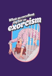 Návrh trička zobrazující ženu v růžovém nočním prádle, visící vzhůru nohama u schodiště, s výrazným nápisem "Jaký skvělý den na exorcismus."