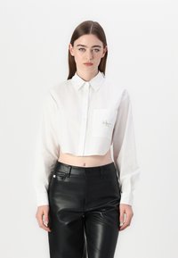Calvin Klein Jeans LABEL CROPPED SHIRT - Blusa - white