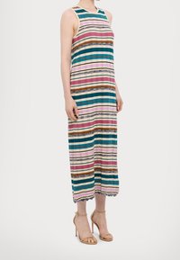 Robe maxi sans manches rayée avec des lignes horizontales multicolores en teal, rose, marron et beige ; présente un ourlet bordé de dentelle.