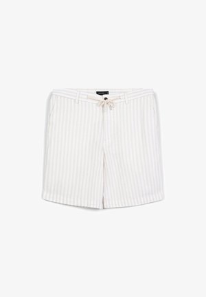 Shorts beige à rayures avec taille à cordon, deux poches avant et une texture de tissu léger. Présente une fermeture à bouton et des rayures contrastées.