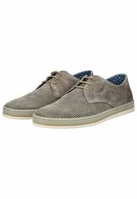 Grijze suède veterschoenen met geperforeerde bovenkant, ronde neus en een lichtgekleurde rubberen zool. Het interieur beschikt over een gestreepte blauwe voering.