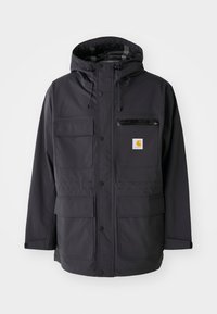 Zwarte hooded jacket van een gladde stof, met meerdere voorkruiszakken, een ritszak op de borst en een logo patch.