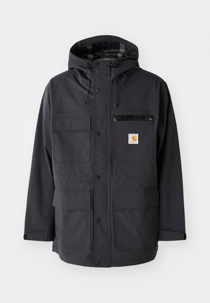 Zwarte hooded jacket van een gladde stof, met meerdere voorkruiszakken, een ritszak op de borst en een logo patch.
