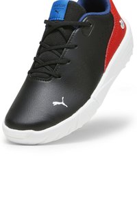 Schwarzer synthetischer Sportschuh mit strukturiertem Finish und weißer Sohle. Mit roten Akzenten, blauer Zunge und schwarzen Schnürsenkeln. Puma-Logo angebracht.
