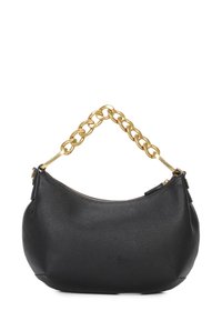 Sac à main en cuir noir avec une texture en relief, de forme incurvée et une anse en chaîne dorée. Fermeture éclair en haut.