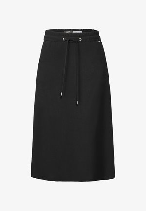 Gonna nera midi realizzata in tessuto leggero, con vita elastica e cordoncino con estremità in metallo, texture liscia.