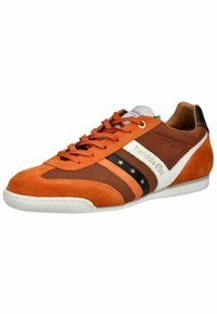 Oranžové semišové tenisky s síťovanými panely, bílými koženými akcenty, černými pruhy a zlatými očky. Mají kulatou špičku a plochou gumovou podrážku.