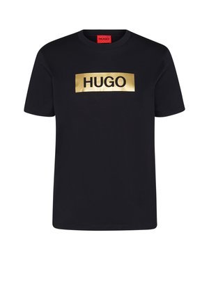 Schwarzes kurzärmeliges T-Shirt mit goldenem rechteckigem Logo-Patch, auf der Brust steht „HUGO“ in schwarzen Buchstaben.