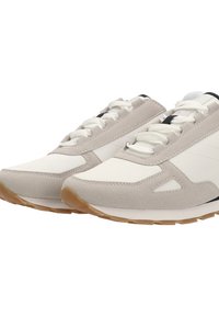 Zapatillas gris claro y blancas con materiales de ante y malla, que presentan un diseño texturizado, cierre con cordones y suela de goma.