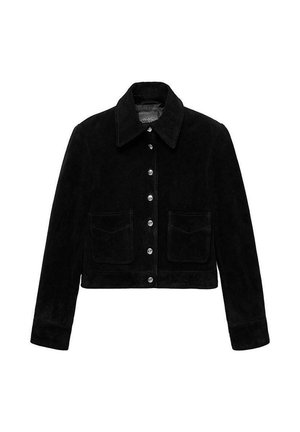 Chaqueta corta de ante negra con cuello, presenta cierre de botón y dos bolsillos frontales con solapa. Textura suave y acentos de hardware metálico.