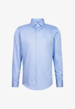 Chemise habillée à manches longues bleu clair avec des rayures verticales blanches, front boutonné, col pointu et poignets rayés.