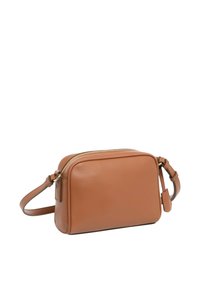 Borsa a tracolla in pelle marrone con forma rettangolare, chiusura con zip superiore, tracolla regolabile e texture liscia con hardware minimale.