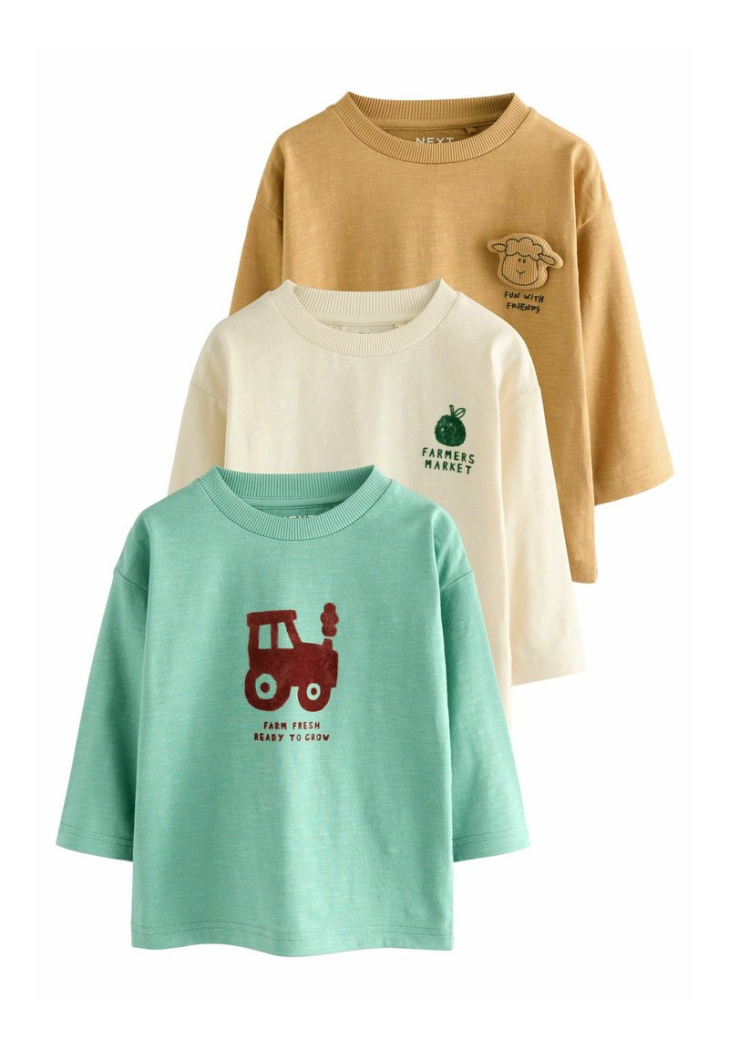 Drie shirt met lange mouwen: één tan met schapen borduursel, één crème met de tekst "Farmers Market", en één groen met een tractorafbeelding en tekst.