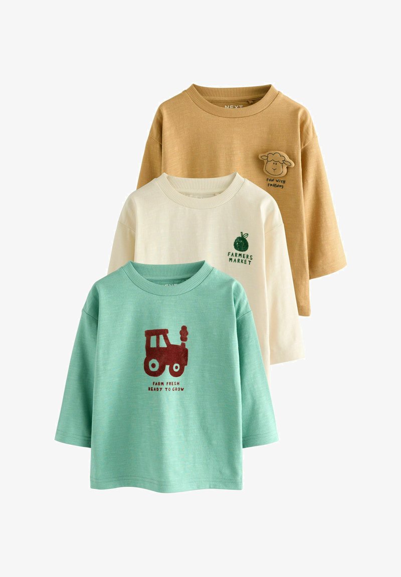Drie shirt met lange mouwen: één tan met schapen borduursel, één crème met de tekst "Farmers Market", en één groen met een tractorafbeelding en tekst.