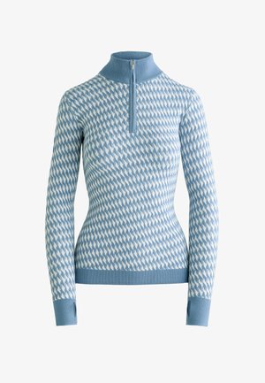 Pleteni pulover z visokim ovratnikom, zadrgo do polovice, v svetlo modri barvi z ponavljajočim se belim cik-cak vzorcem ter rebrastimi manšetami in robom.