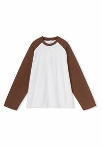 Langsleeve shirt met bruine raglanmouwen en een witte body, gemaakt van zachte stof, met een ronde halslijn en een ontspannen pasvorm.